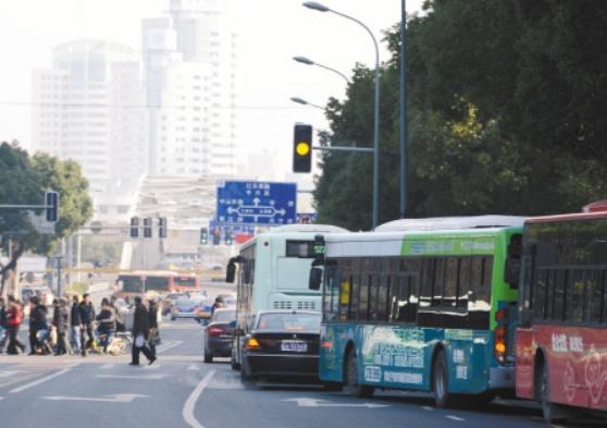 闯黄灯后突然变红灯，是开过去还是退回来？交警：最后再说一遍 